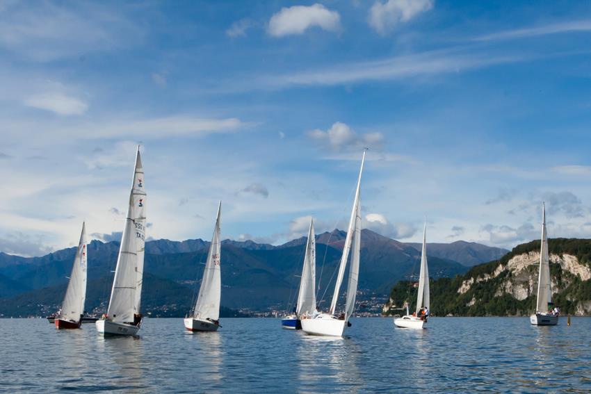 Team building in barca a vela sul lago Maggiore